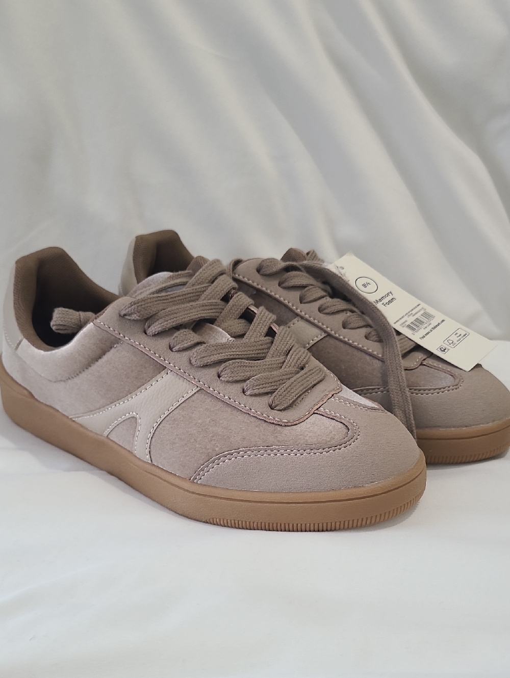 NWT 8.5M No Boundaries Velvet & Faux Suede Lace-Up Sneakers in Taupe, Gum Sole